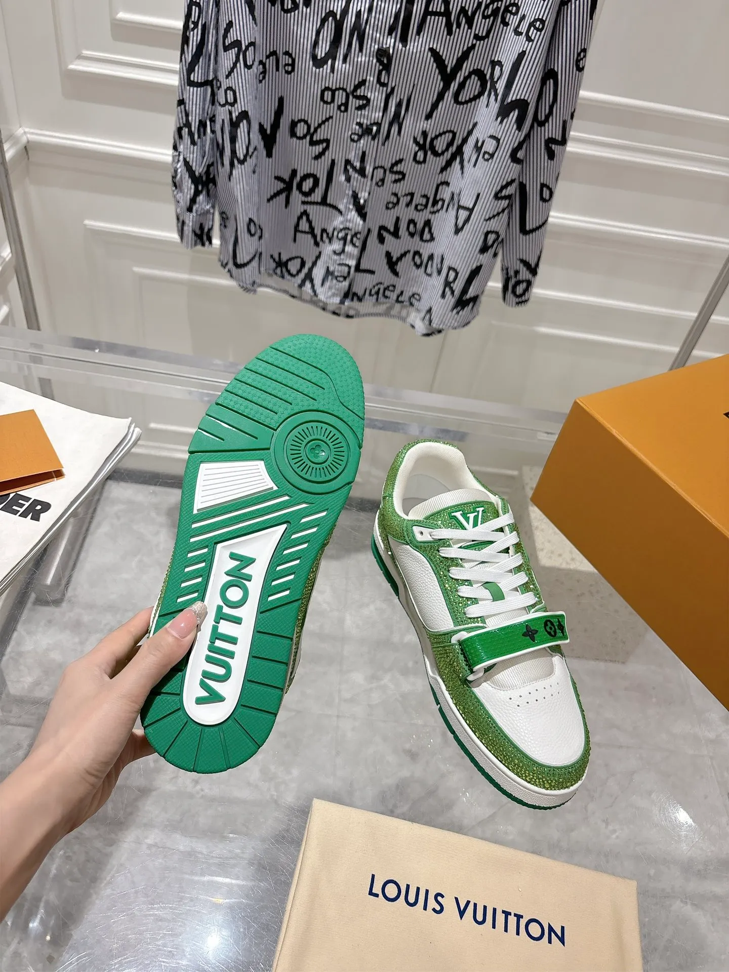 💕💕Factory direct selling price p840💕💕 Top version #couple style ⚠️ Comes with a full set of aviation box packaging ⚠️2️⃣0️⃣2️⃣5️⃣The hot LV full diamond 𝘁𝗿𝗮𝗶𝗻𝗲𝗿 series of the latest couple's sneakers, the quality has been upgraded again, the details are awesome It just doesn’t look too good! The model was sold out immediately within ten minutes of the official website going on sale. TPU outsole, mold fee is 2w+. The texture is comparable to the original version. The feet are made of polymeter micro-material and breathable British mesh. The details are the same as the original version. Please pay attention to distinguish the currency materials on the market. Size: Female 35-39, Male 39-45M
